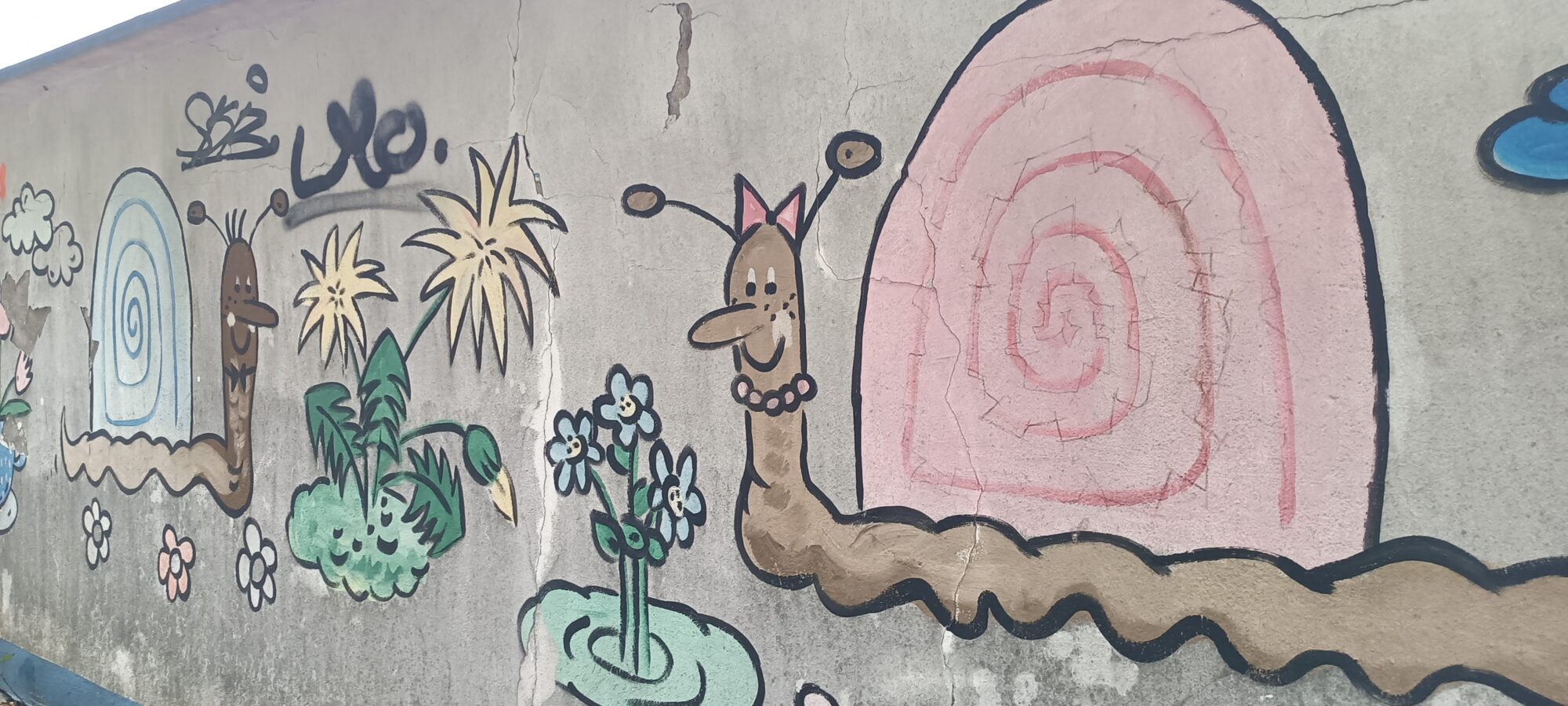 Snail and earthworm — Street art in Düsseldorf