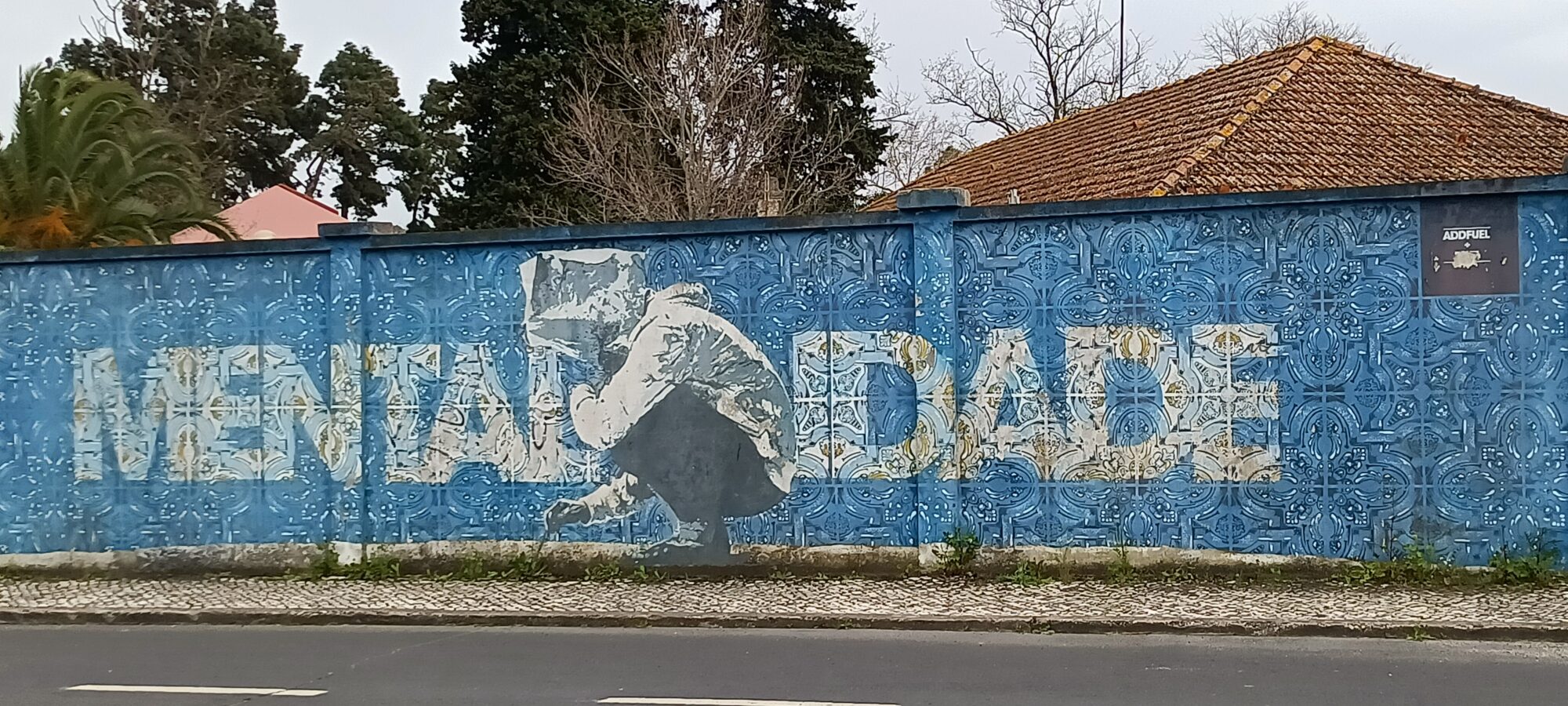 Mentalidade sur fond d'azulejos — Street art de Add Fuel à Lisboa