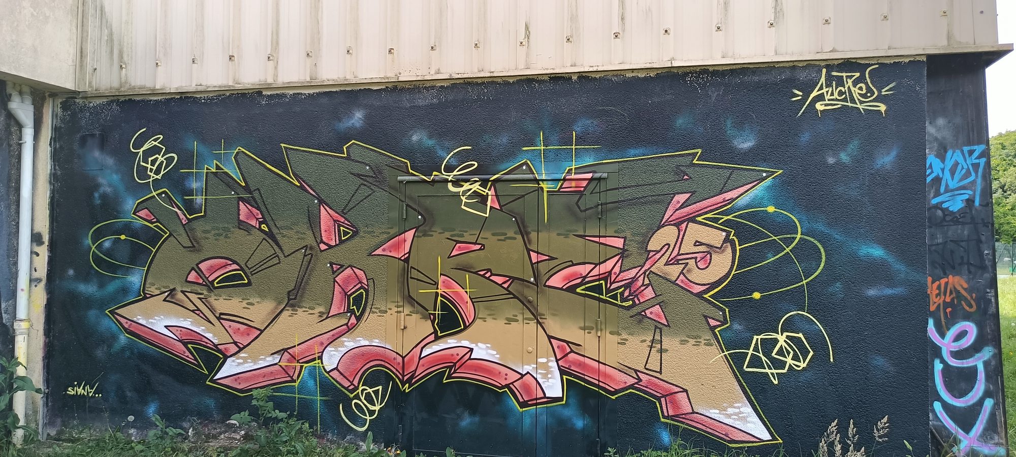 Lettrage kaki sur ciel étoilé — Street art à Sainte-Luce-sur-Loire