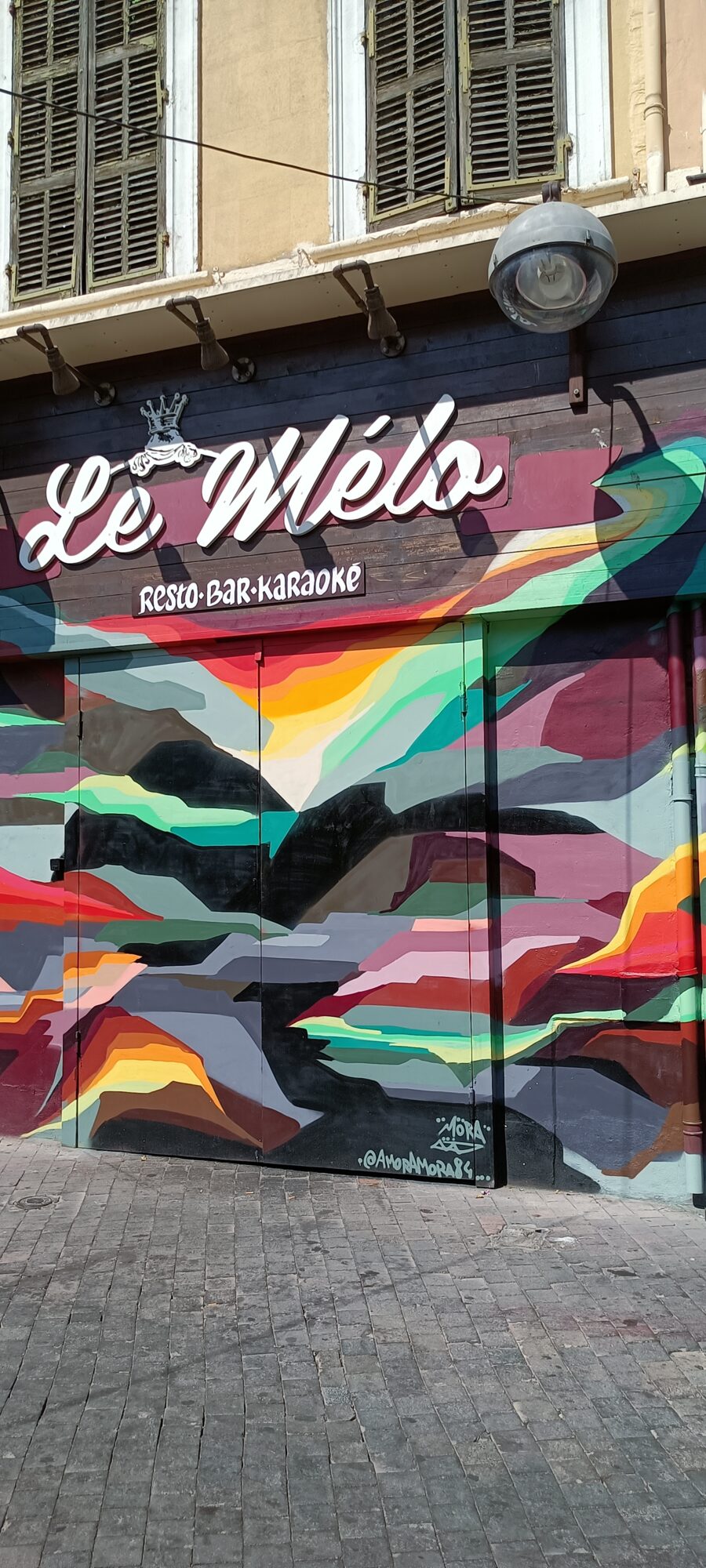 Strates de couleur du bar Le Mélo — Street art à Marseille