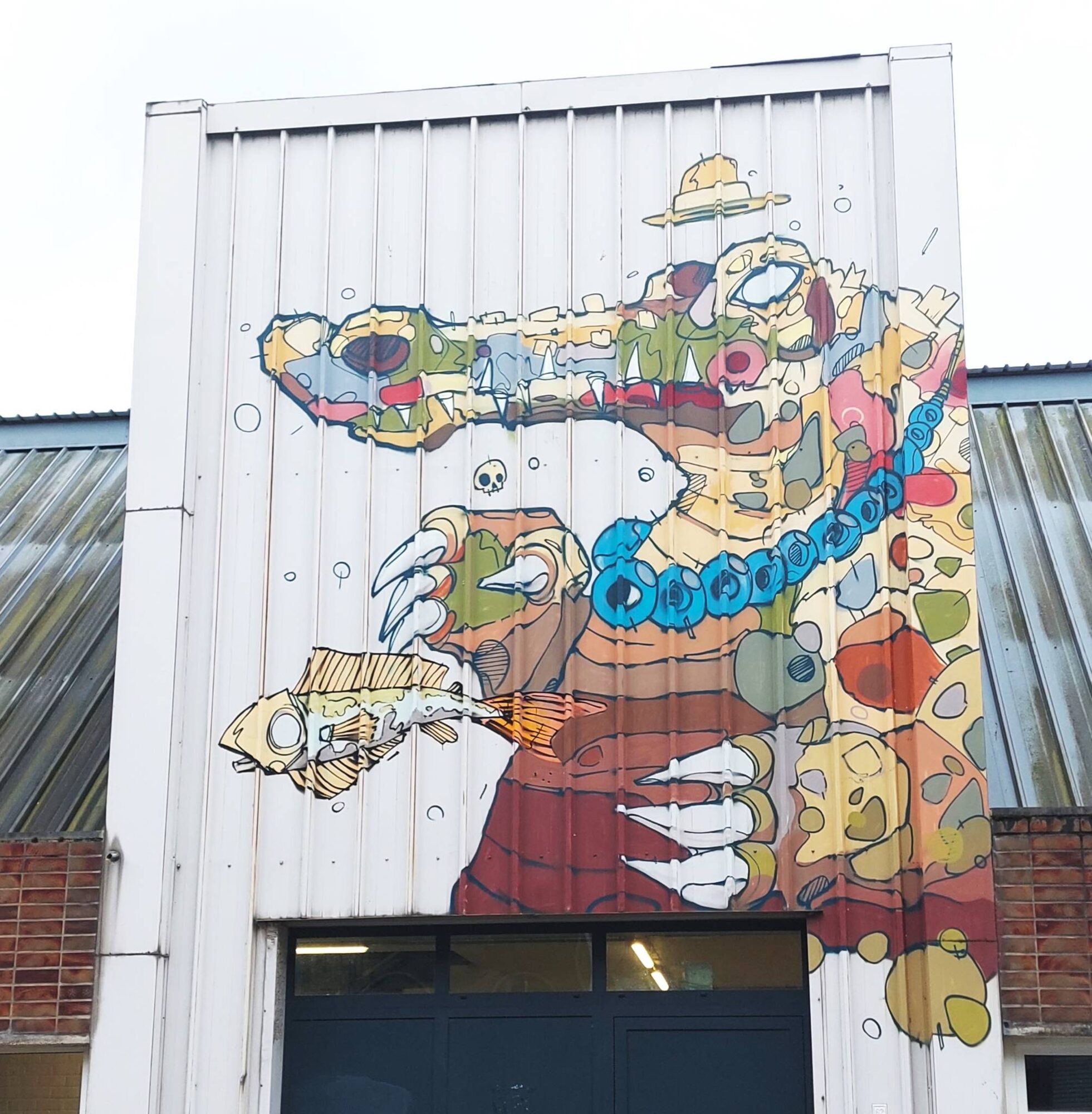 La créature au chapeau et le poisson — Street art de Psoman à Liège