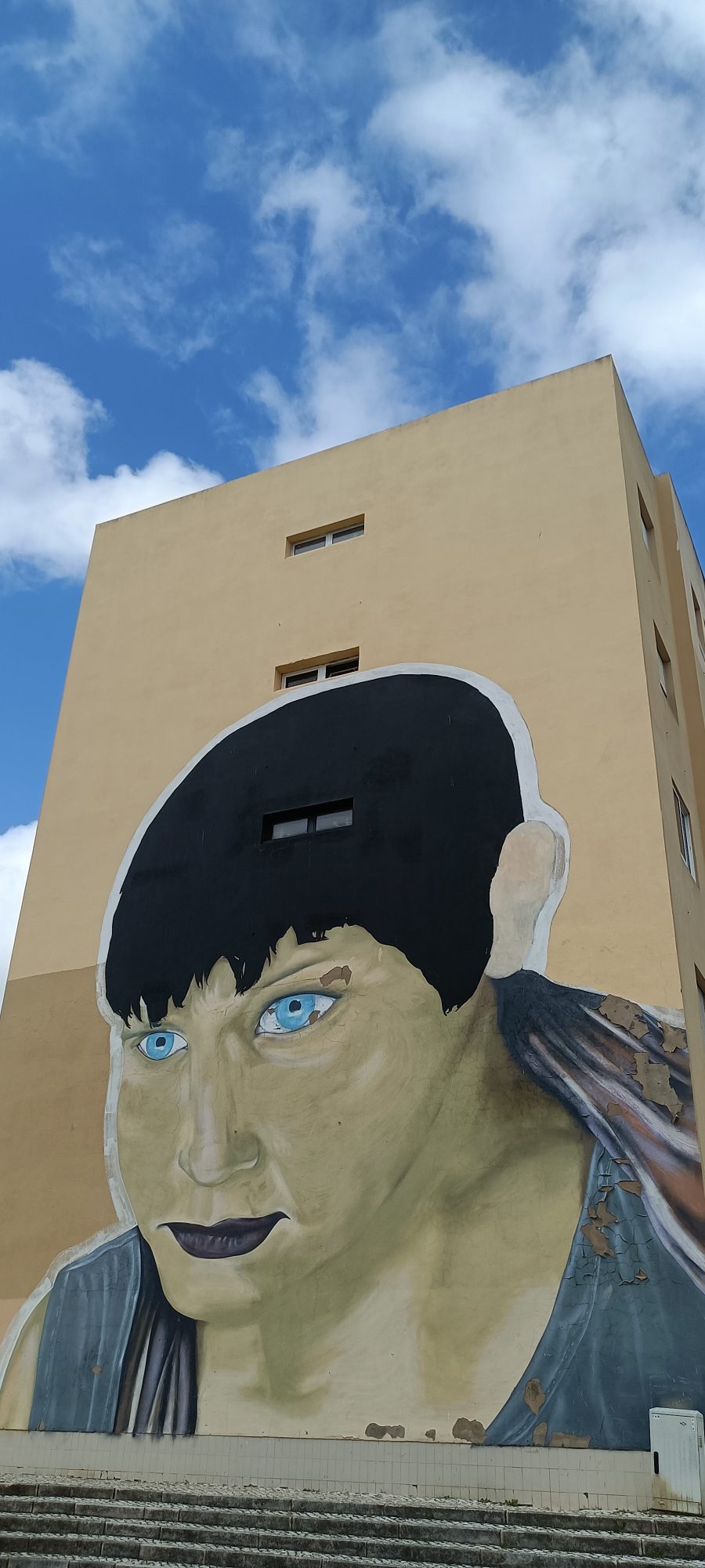Grand Portrait aux Yeux Bleus — Street art de ÔJE à Lisbon