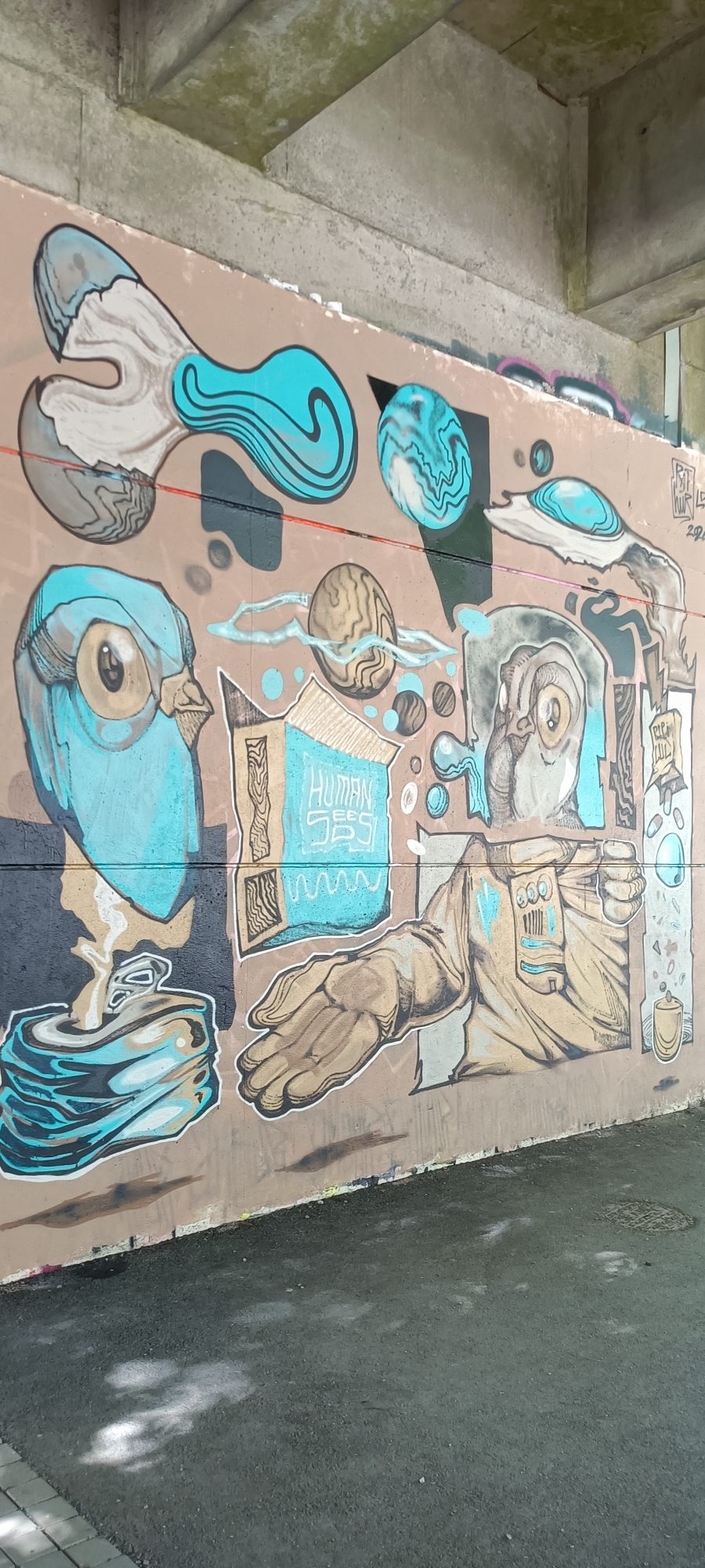 Composition surréaliste au hibou bleu — Street art de Rathur Ld à Nantes