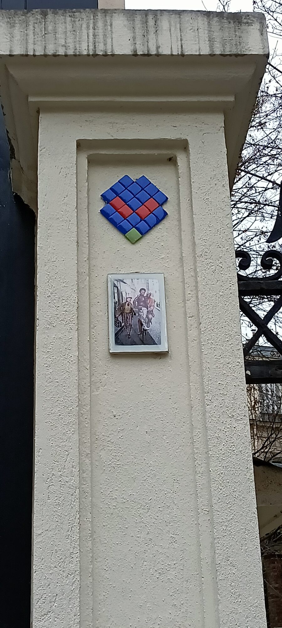 Blue and red diamond on a pilaster — Street art in Paris
