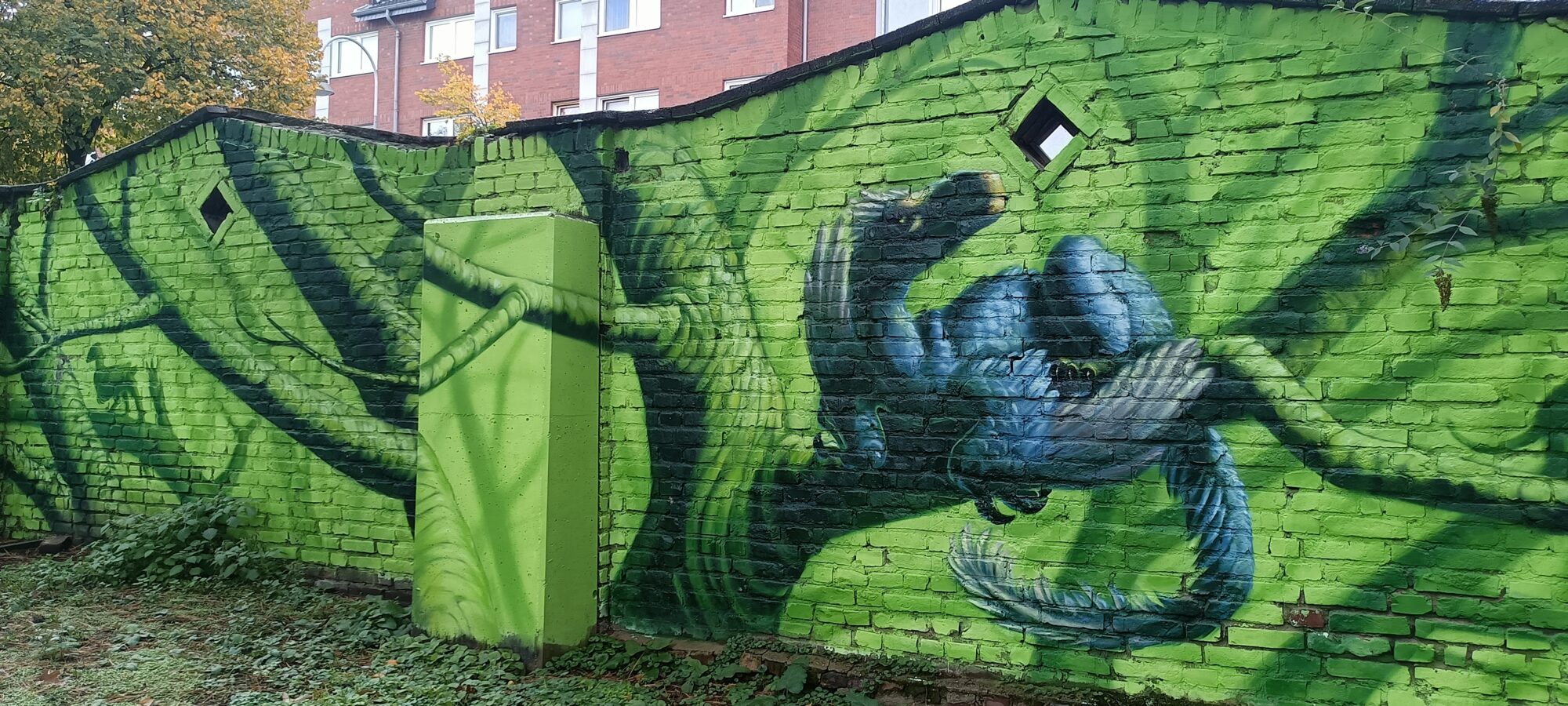 Blue macaw in painted foliage — Street art by Colorrevolution e.V. in Köln