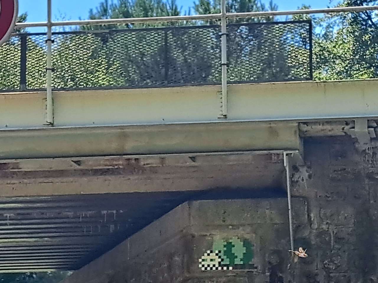 FTBL_19, Space Invader de la route d'Aumale — Street art de Invader à Fontainebleau