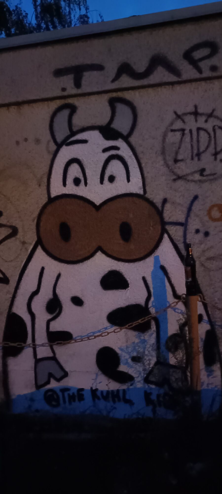 Cow at dusk, Bayardsgasse — Street art by The Kuhl Kid in Köln