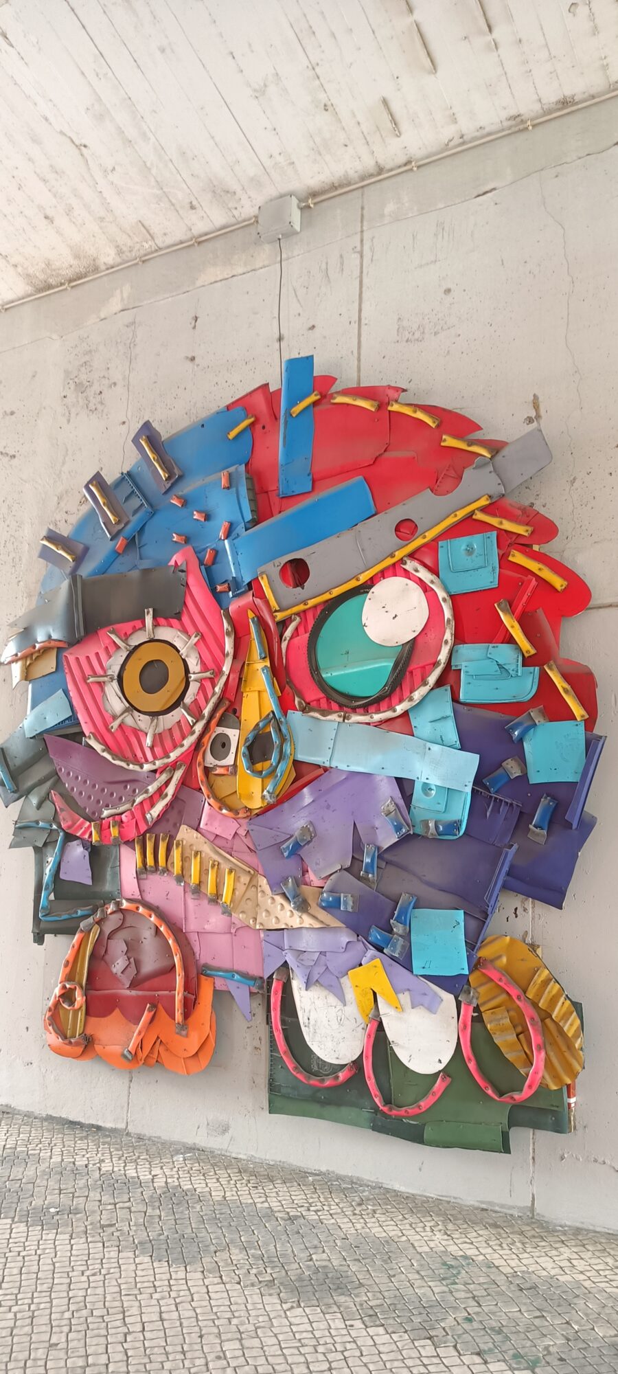 Masque en déchets plastiques, plan rapproché — Street art de Bordalo II à Lisboa