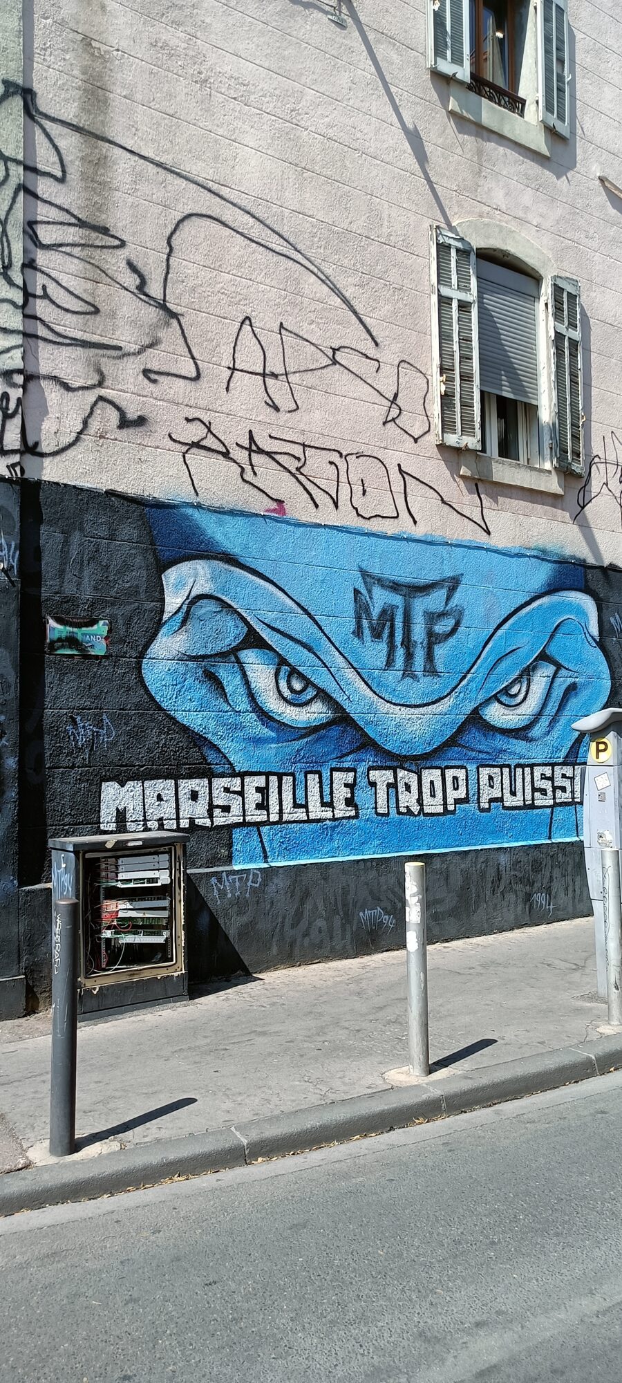 Yeux bleus Marseille trop puissant — Street art à Marseille