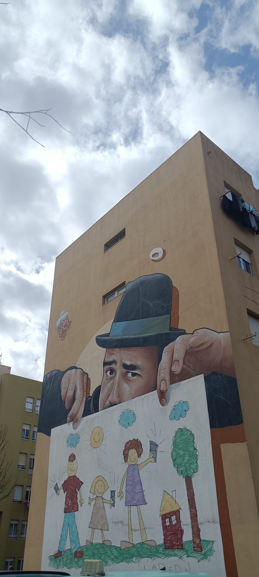 L'Homme au Chapeau et le Dessin d'Enfant — Street art de MrDheo à Lisbon