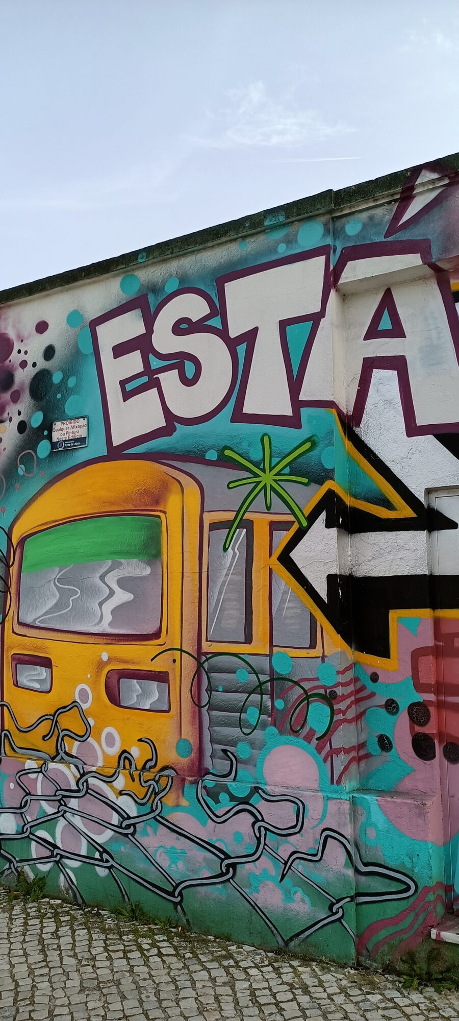 Tramway jaune et lettrage Esta — Street art de Colectivo RUA à Lisboa