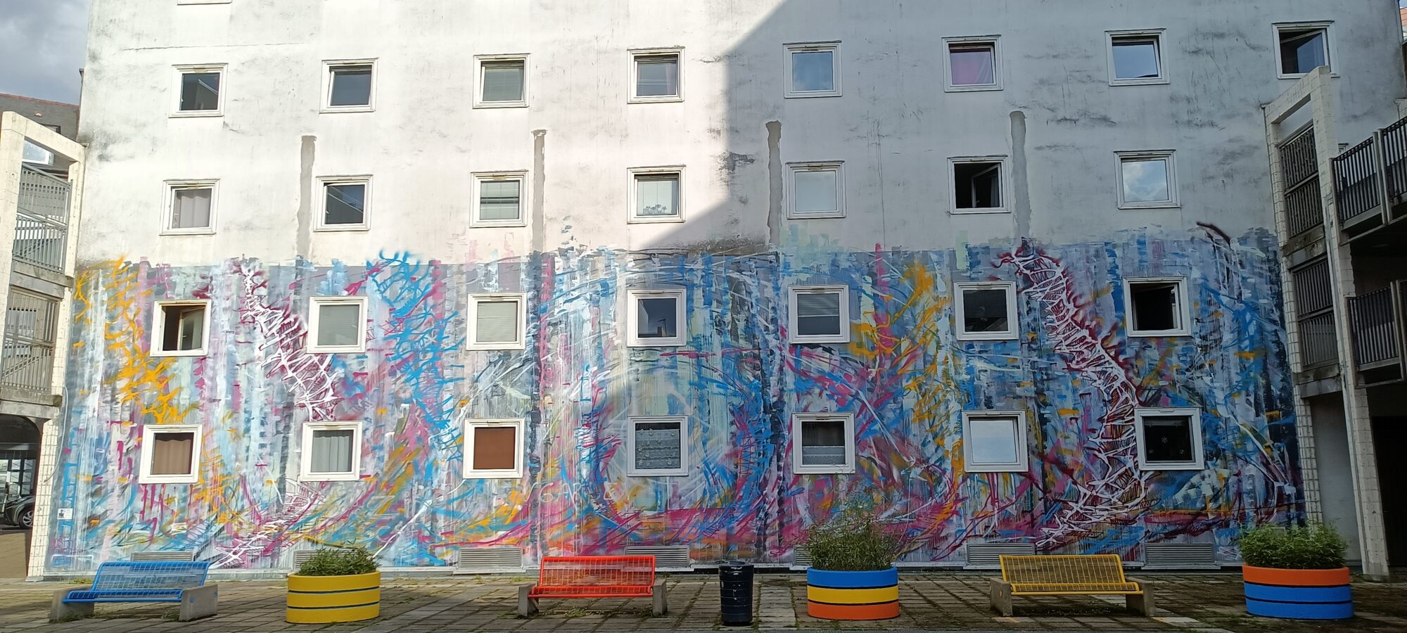 Façade gestuelle — Street art de Mélanie Elzingre à Saint-Brieuc