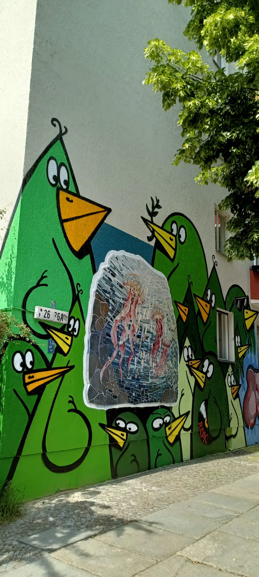 Invasion d'oiseaux verts au coin de rue — Street art à Berlin