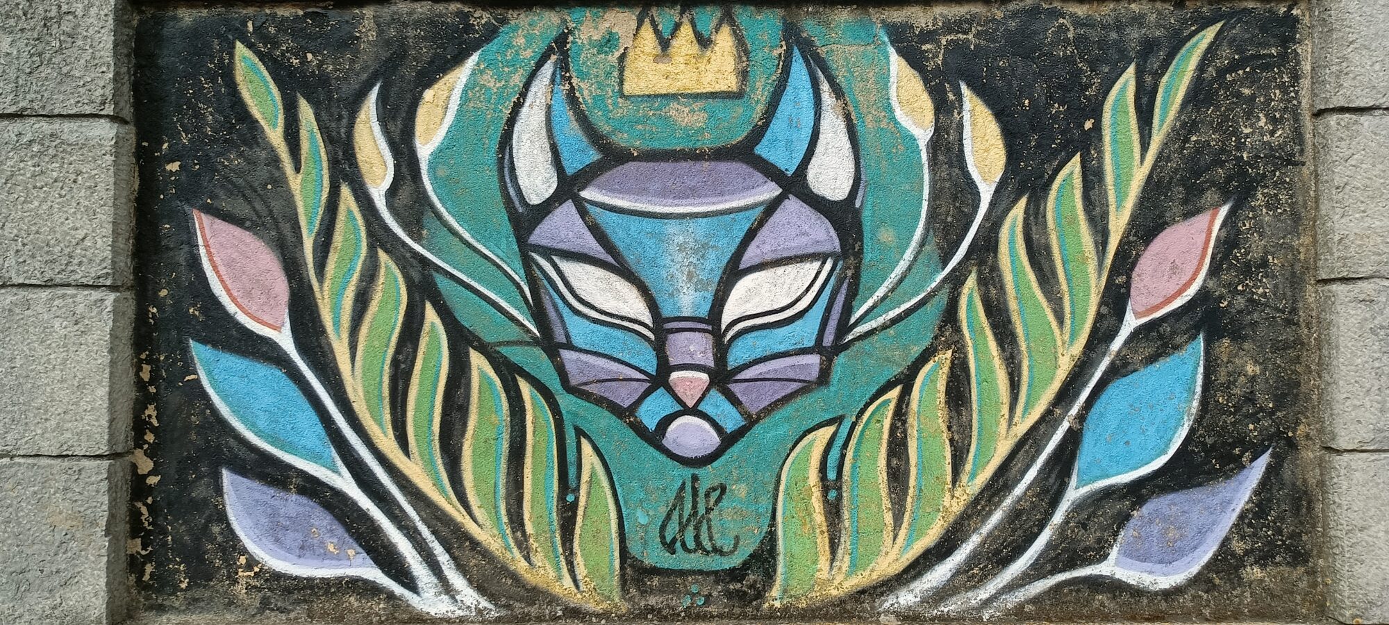 Félin couronné sur panneau noir — Street art à Lisboa