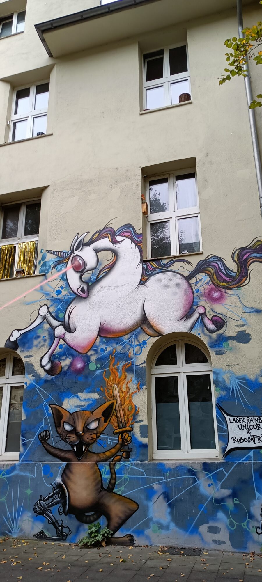 Laser unicorn and robot cat — Street art in Düsseldorf