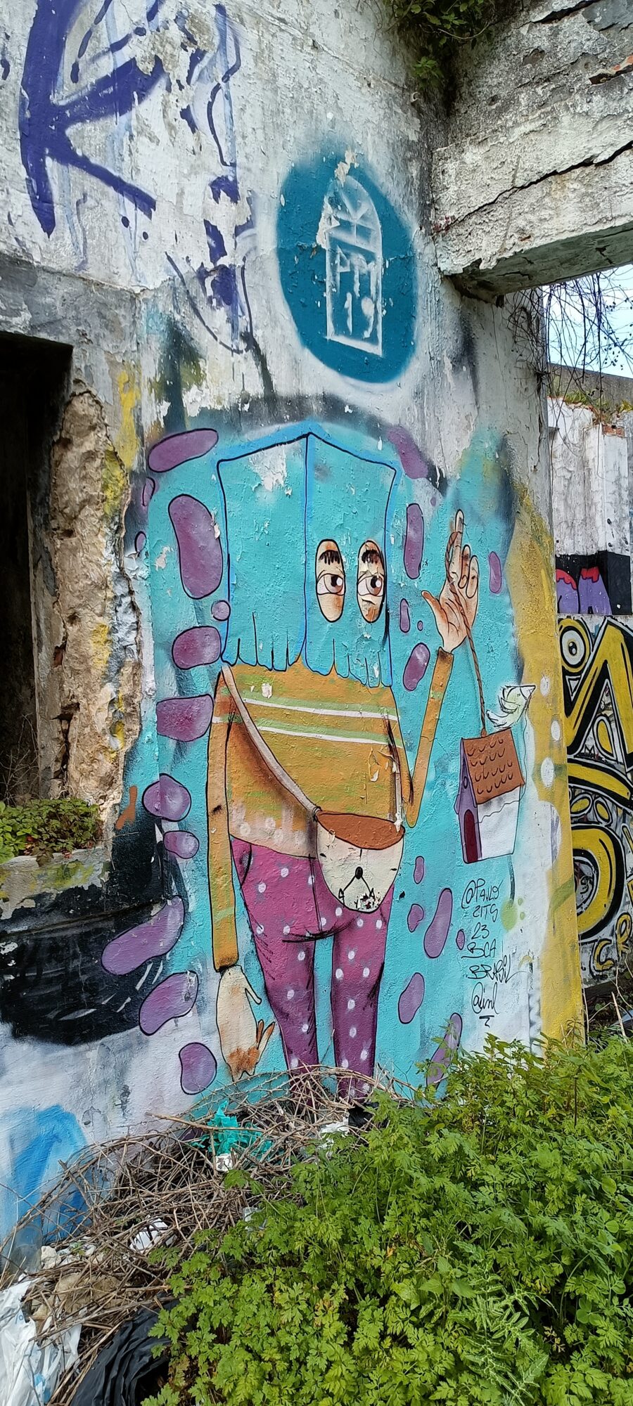 Personnage turquoise au sac par Paulo City — Street art à Lisboa
