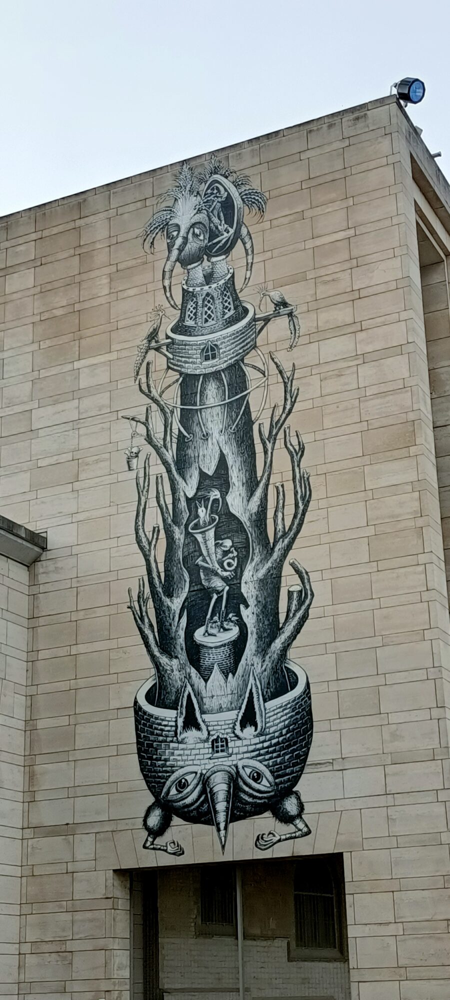 Totem de briques et de branches par PHLEGM — Street art de PHLEGM à Bruxelles