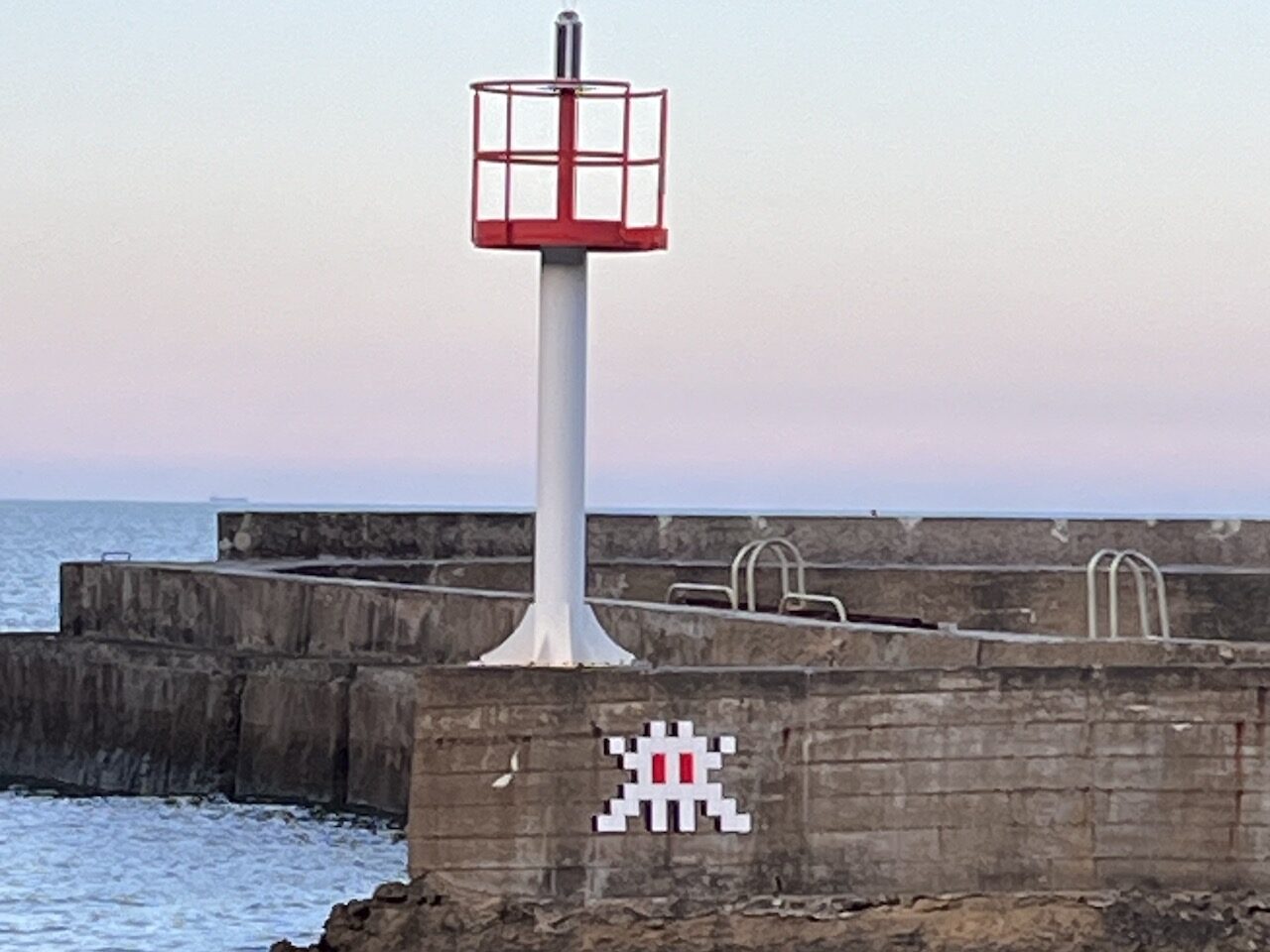 BAB_56, Space Invader de l'allée Port des Pêcheurs — Street art de Invader à Biarritz