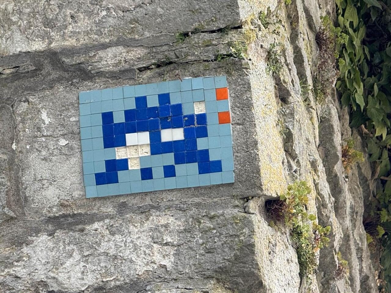 VSB_03, Space Invader on Hamngatan 4 — Street art by Invader in Visby