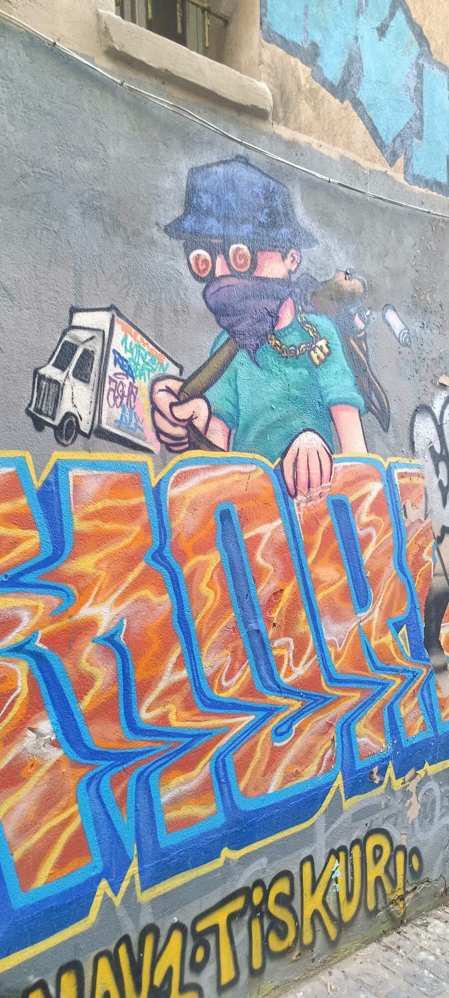 Colleur d'affiches et camion à stickers — Street art à Marseille