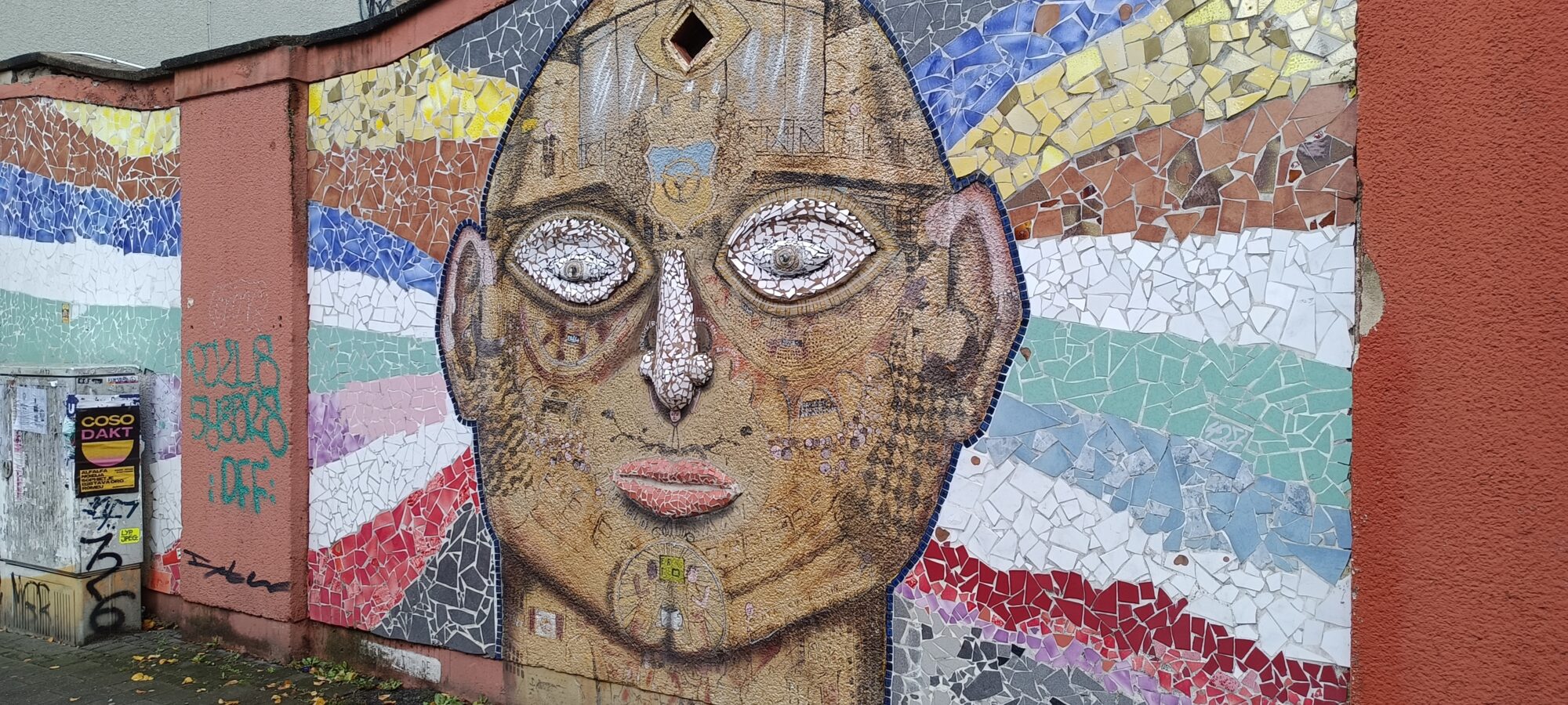 Monumental mosaic head — Street art in Köln