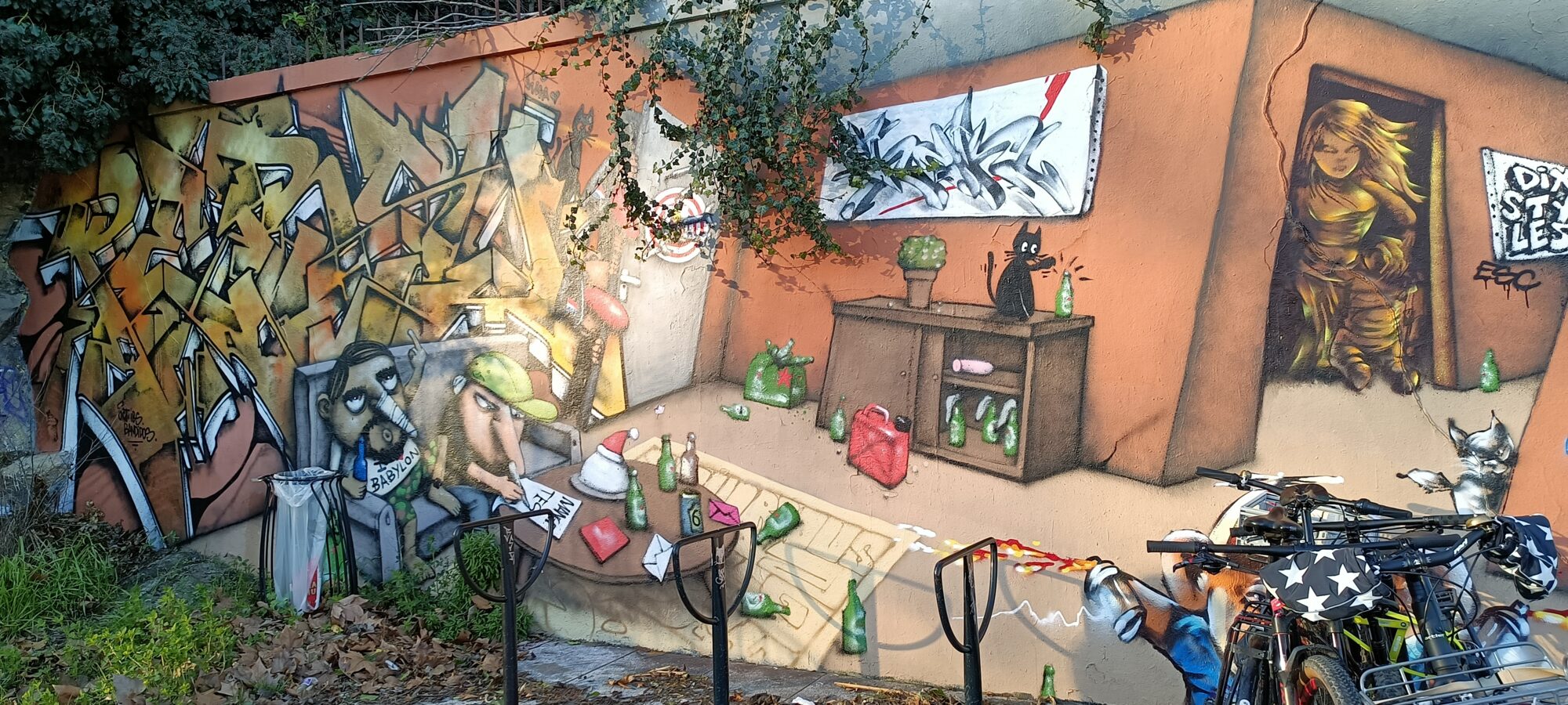 Trompe-l'oeil interior and golden warrior — Street art in Nantes