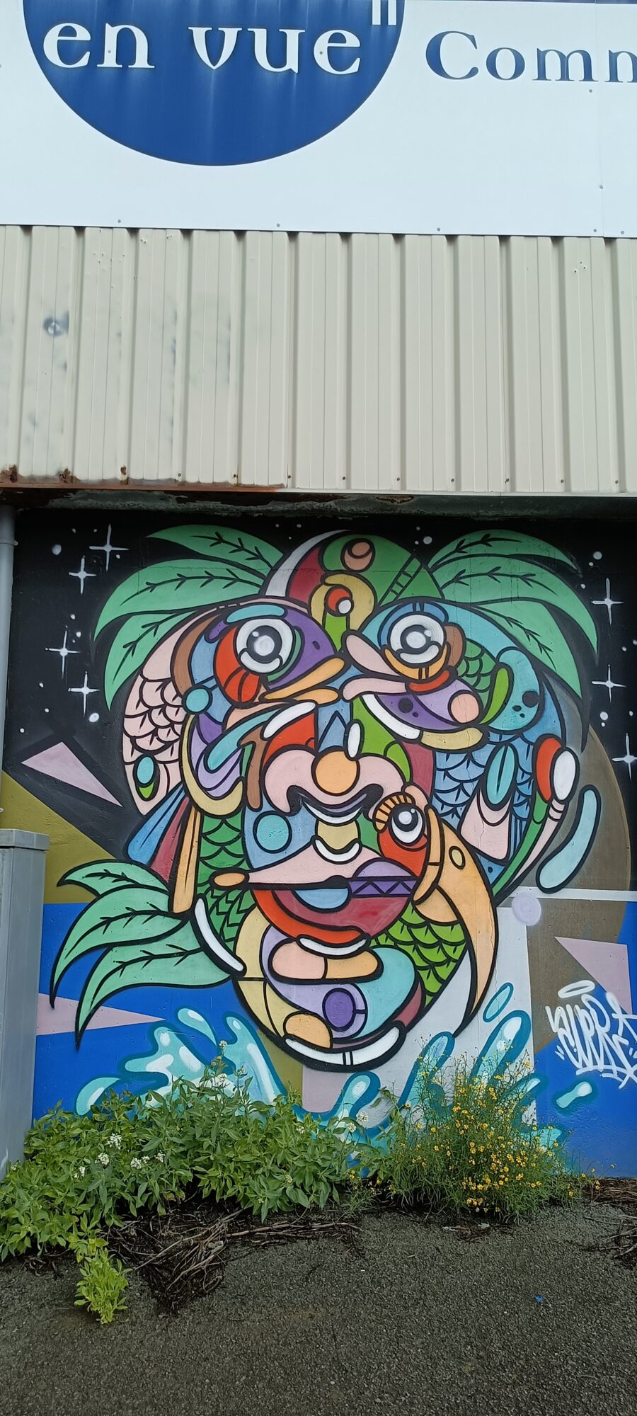 Totem of faces and palm fronds — Street art in Saint-Brieuc