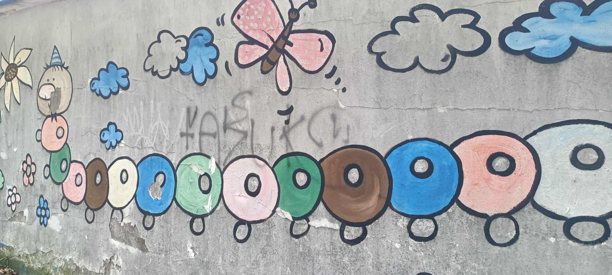Chenille en disques colorés — Street art à Düsseldorf