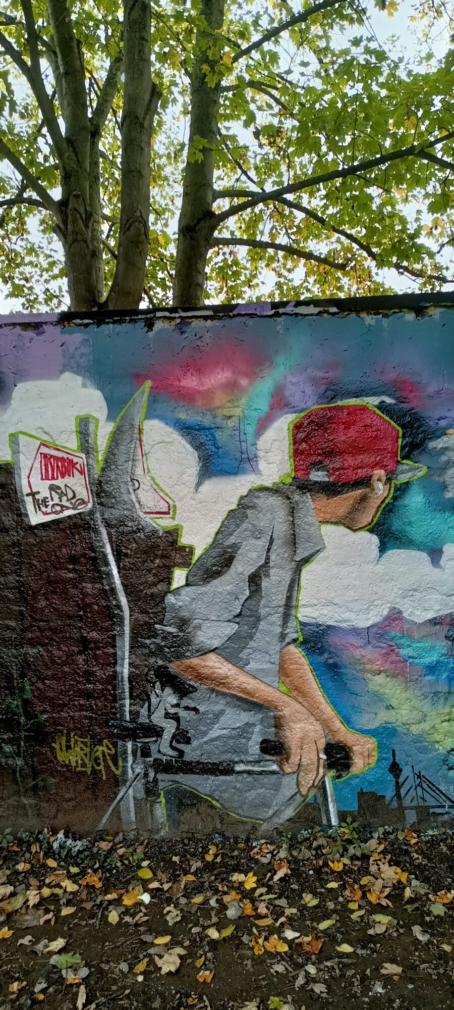 Rideur de BMX face à la skyline — Street art à Düsseldorf