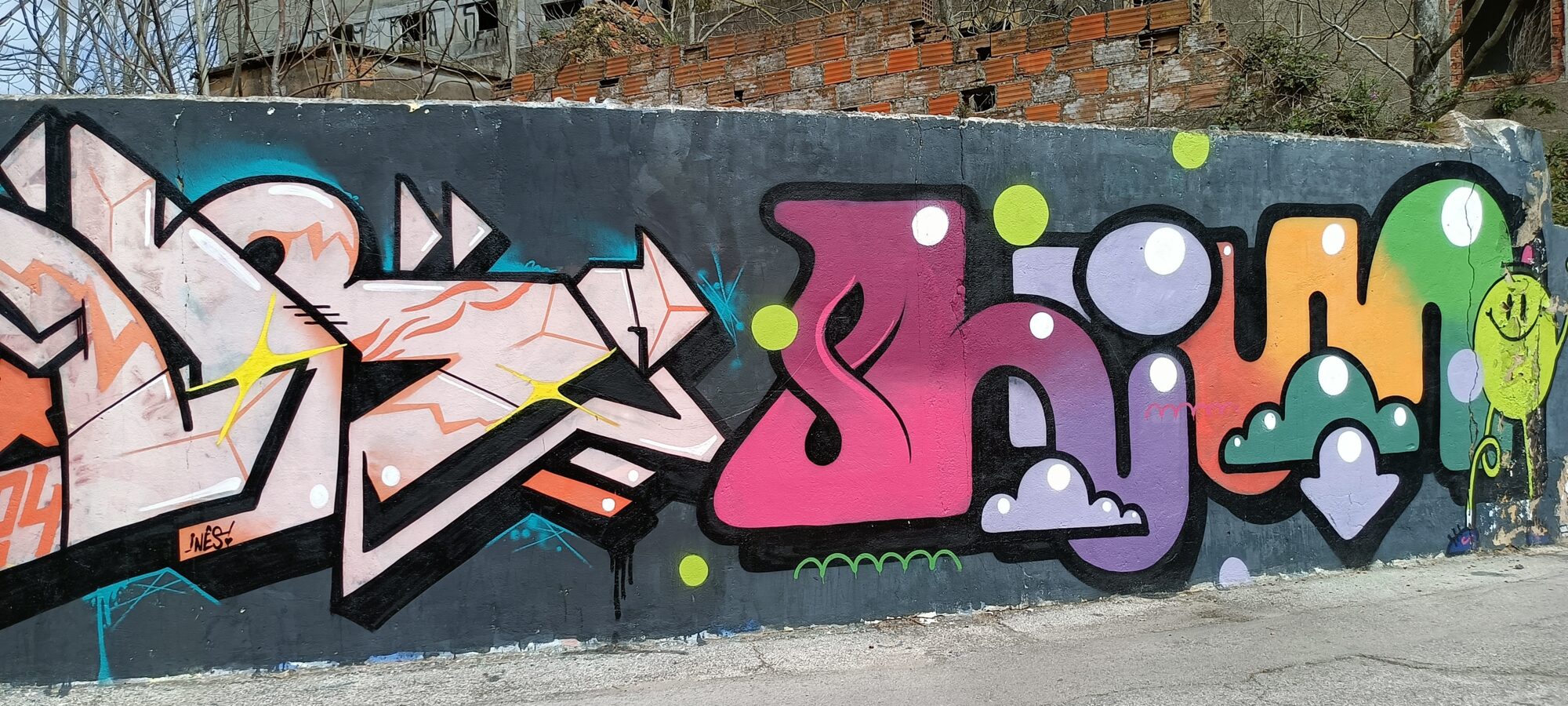 Pale Pink Lettering and Dotted Fuchsia Piece — Street art by Hium1 in Almada