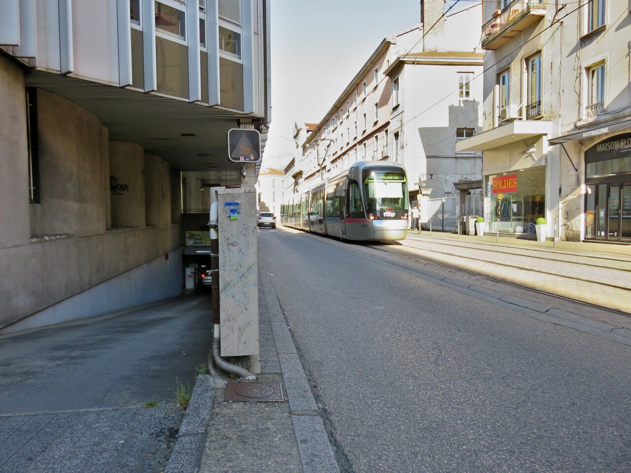 GRN_24, Space Invader de la rue Lafayette — Street art de Invader à Grenoble