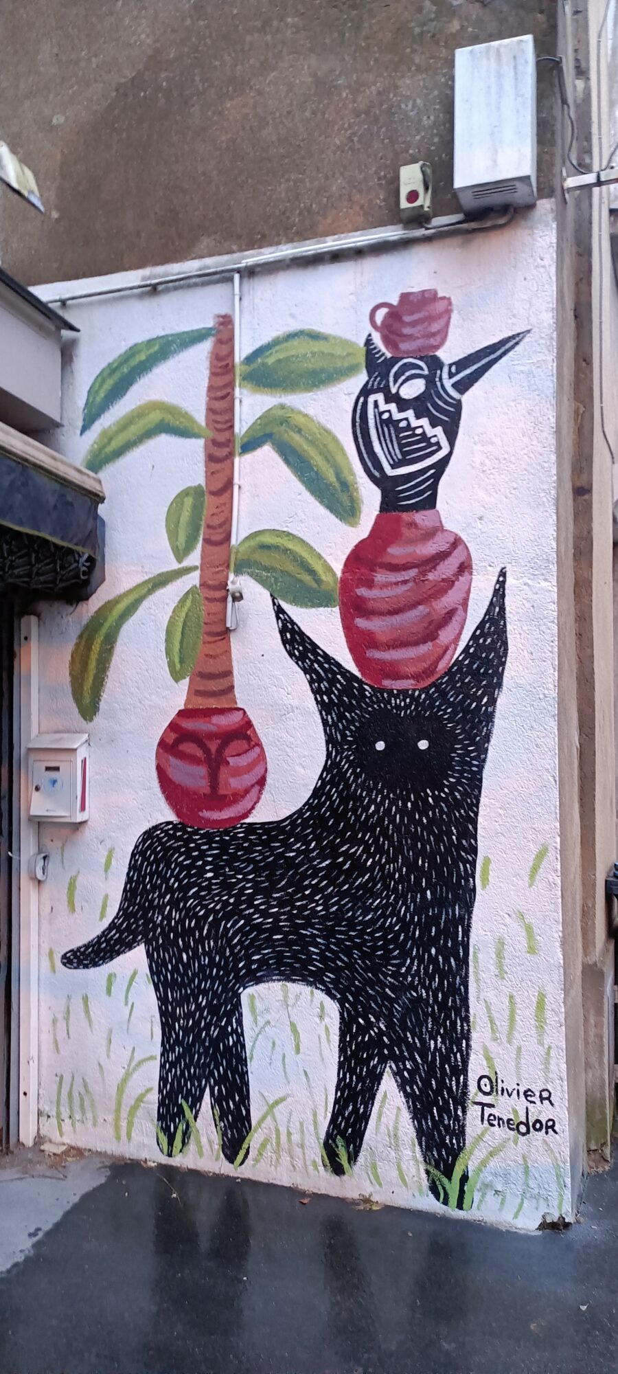 Black Dog and Pottery by Olivier Tenedor — Street art by Olivier Tenedor in Nantes