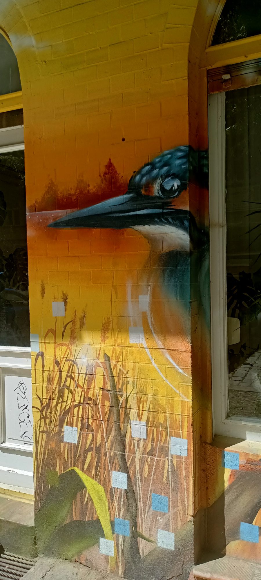 Kingfisher on the Golden Pillar — Street art in Berlin