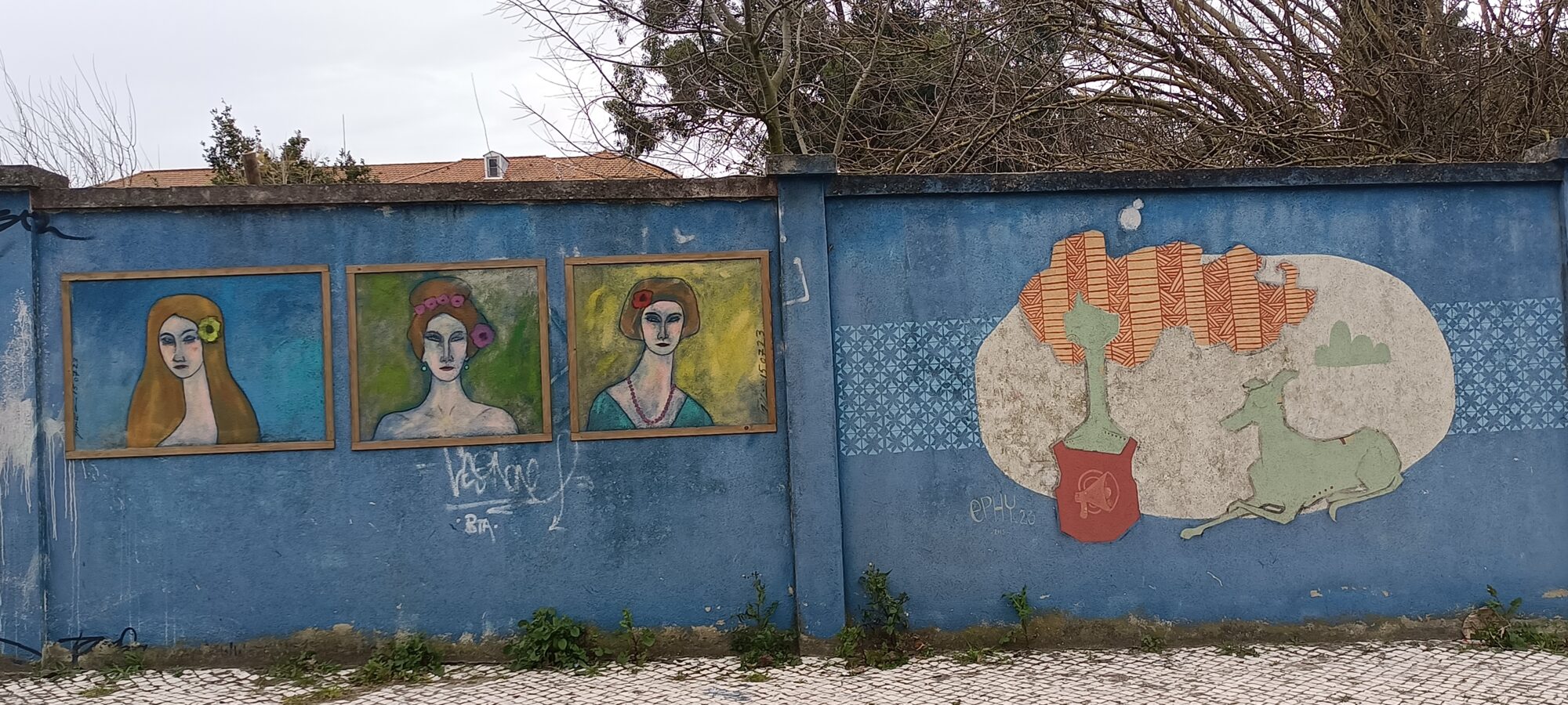 Portraits encadrés et cerf au pochoir — Street art à Lisboa