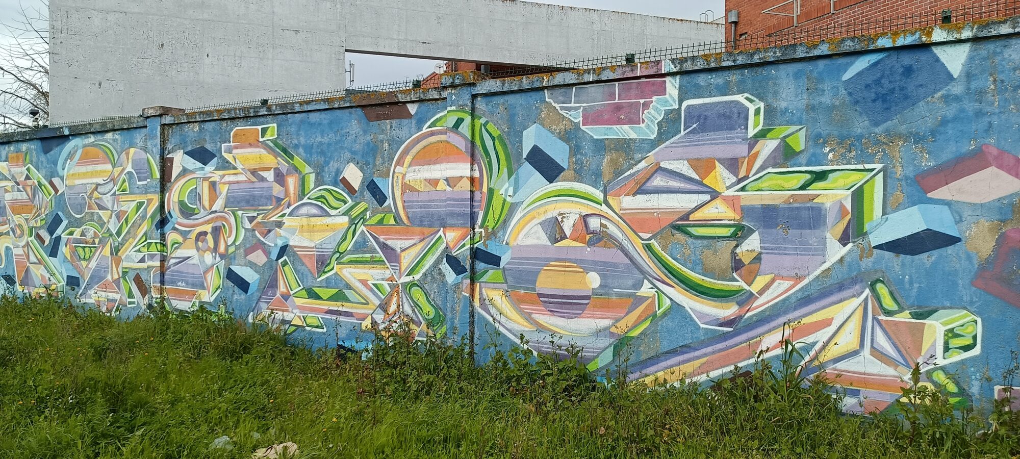 Lettrage wildstyle pastel en relief — Street art à Lisboa