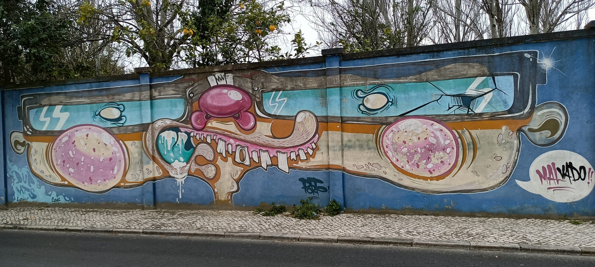 Open jaws and a Malvado bubble — Street art in Lisboa