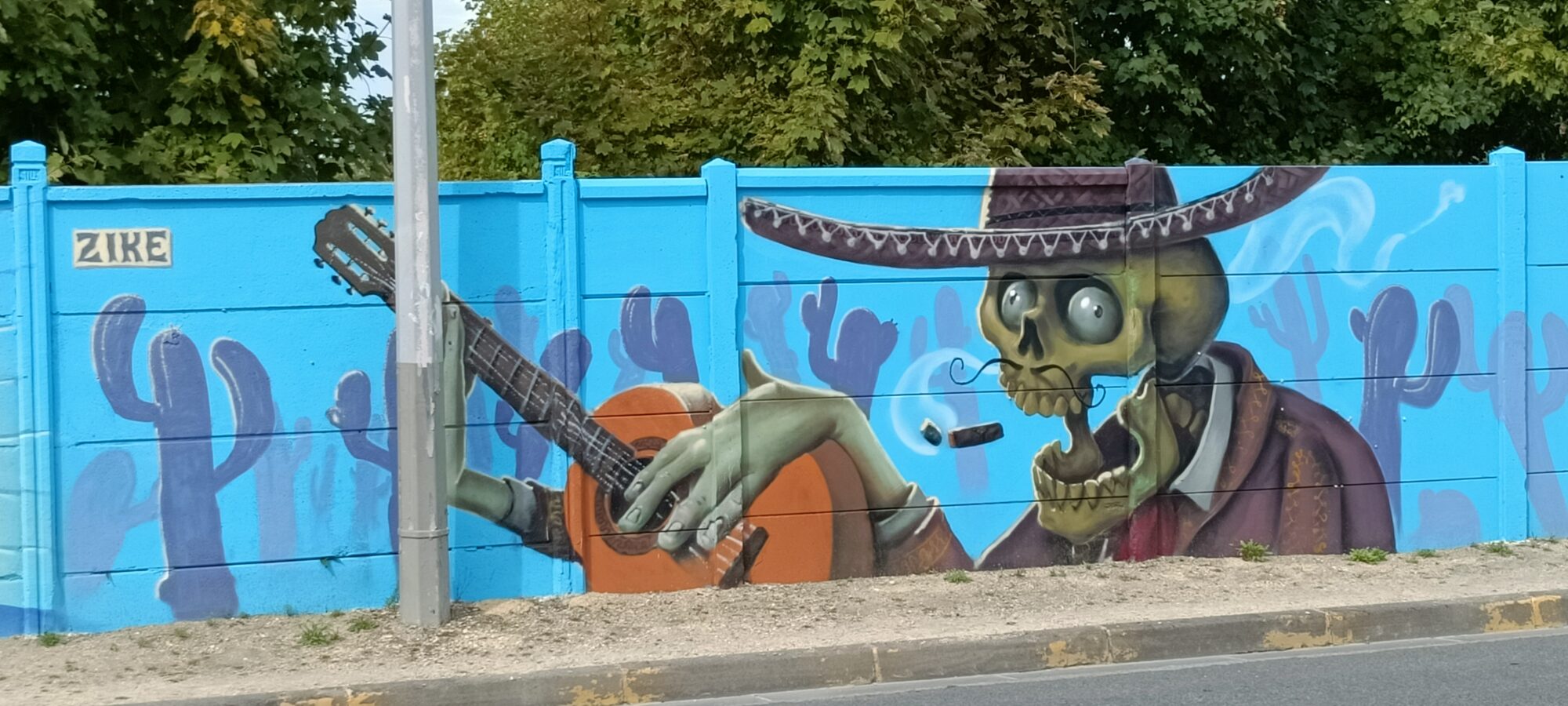Mariachi squelette à la guitare par Zike — Street art de Ziké à Reims
