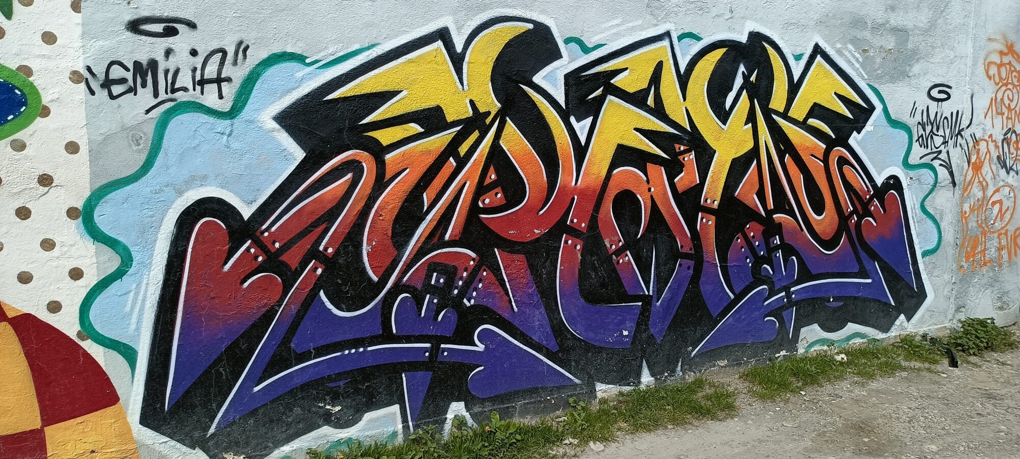 Wildstyle jaune orange et violet — Street art à Almada