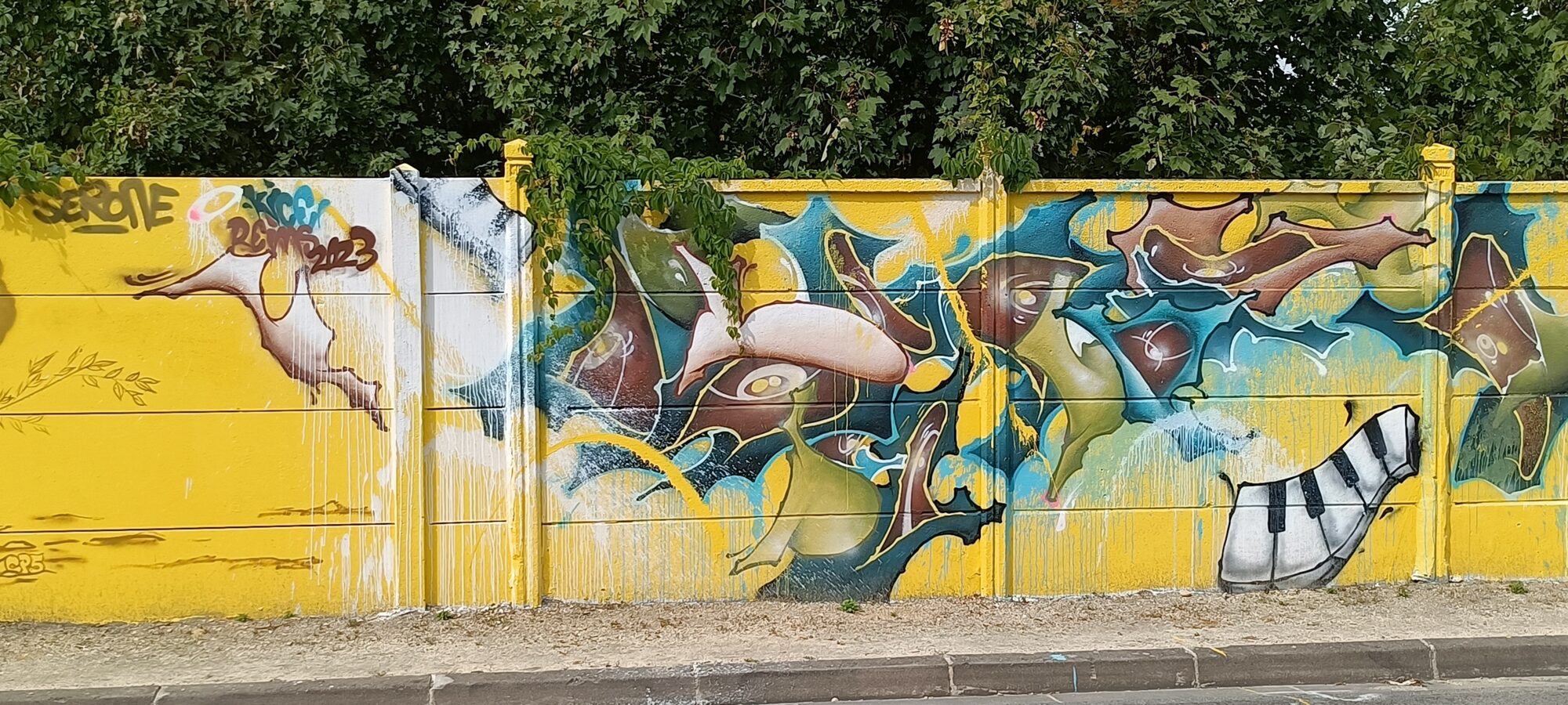 Formes organiques turquoise et clavier ondulant — Street art à Reims