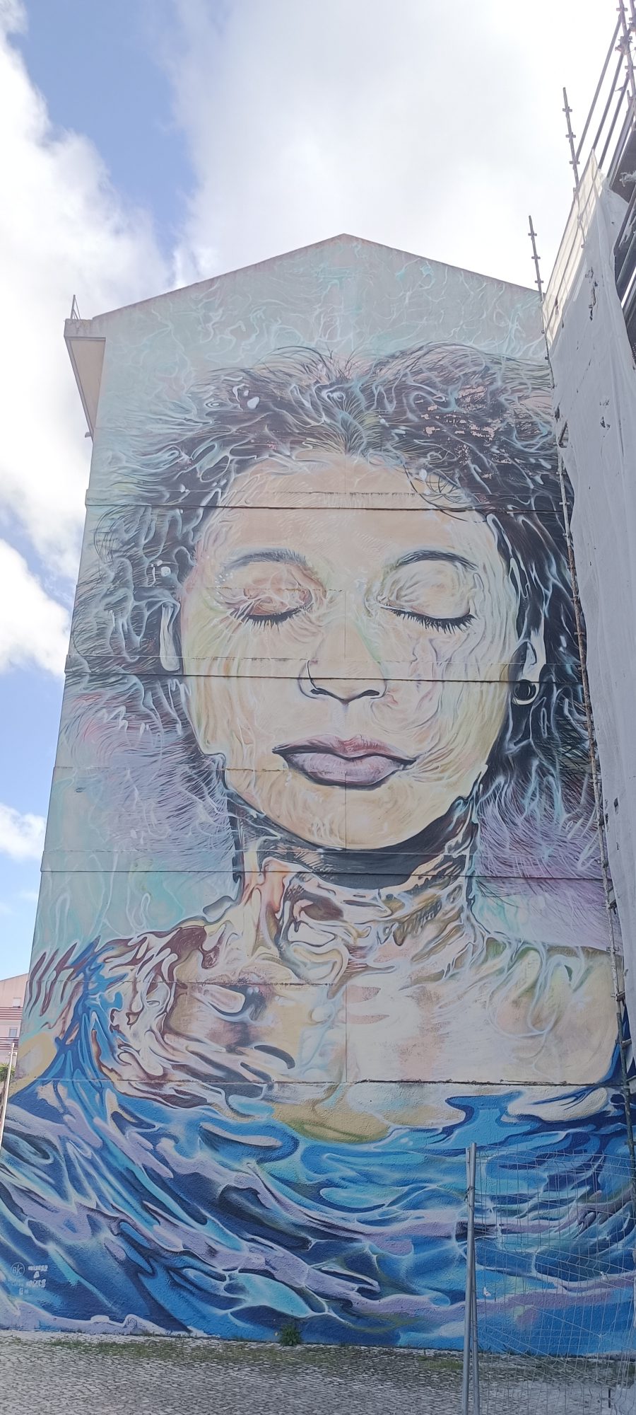 Woman's Face Emerging from Waves — Street art by Gonzalo Borondo in Lisboa