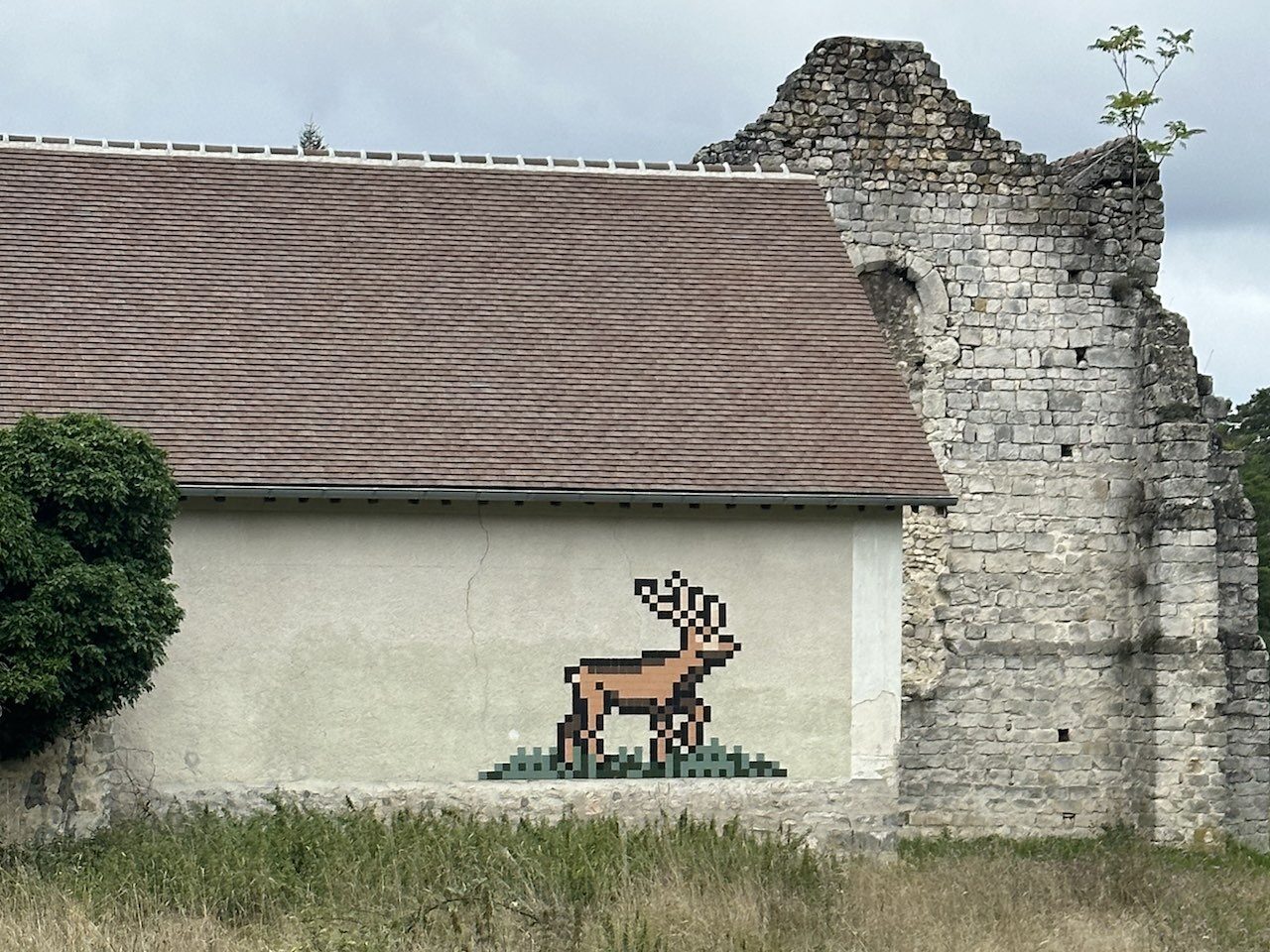FTBL_31, Space Invader on Route du Monastère — Street art by Invader in Fontainebleau