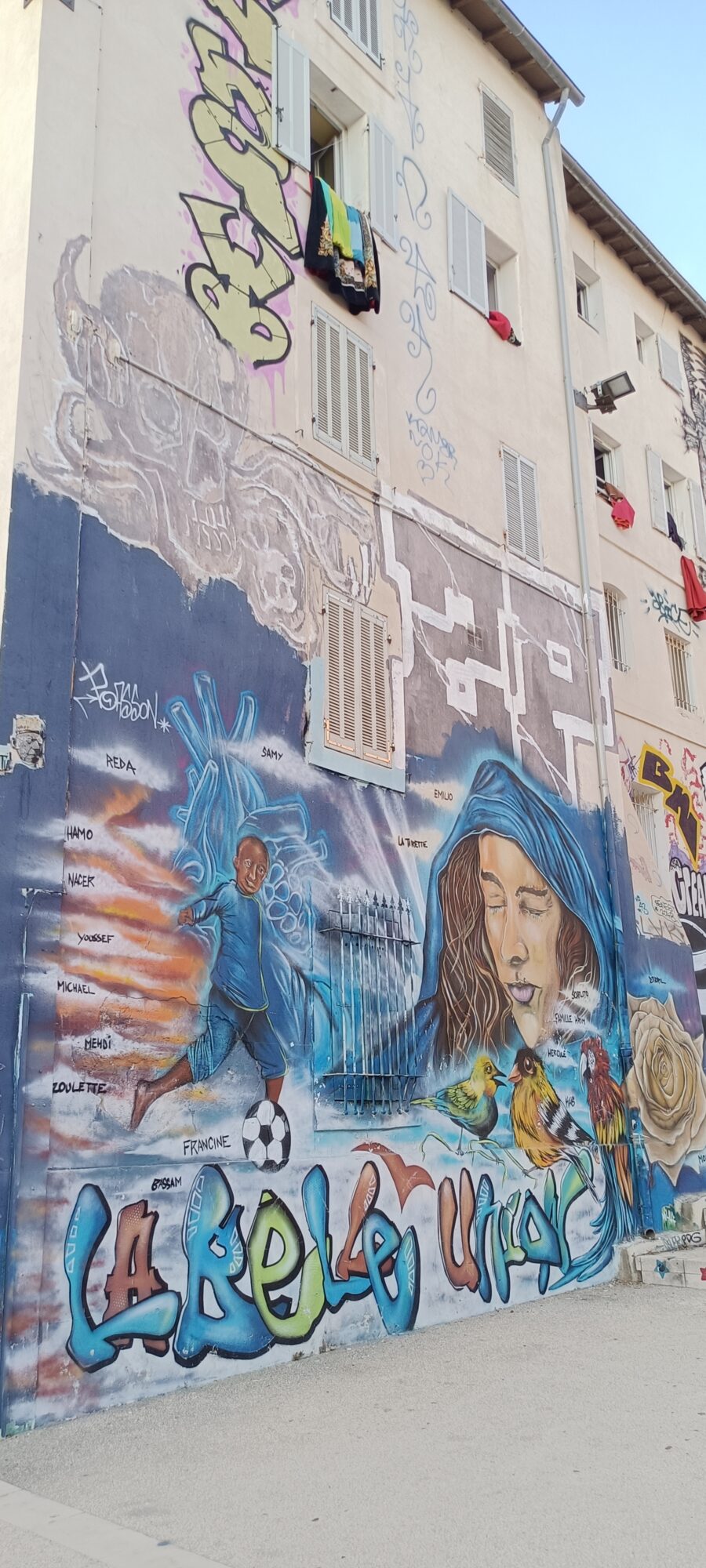 Large neighbourhood mural La Belle — Street art in Marseille