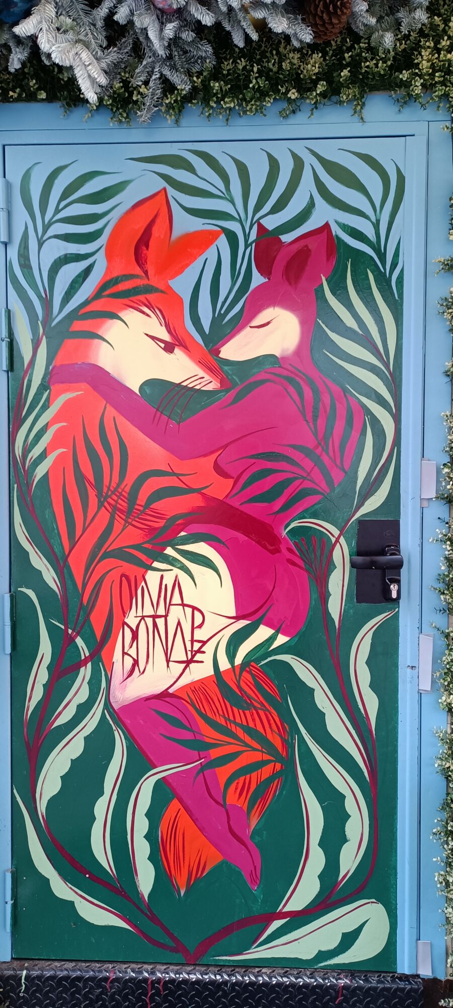 Renards enlacés par Olivia de Bona — Street art de Olivia de Bona à Paris