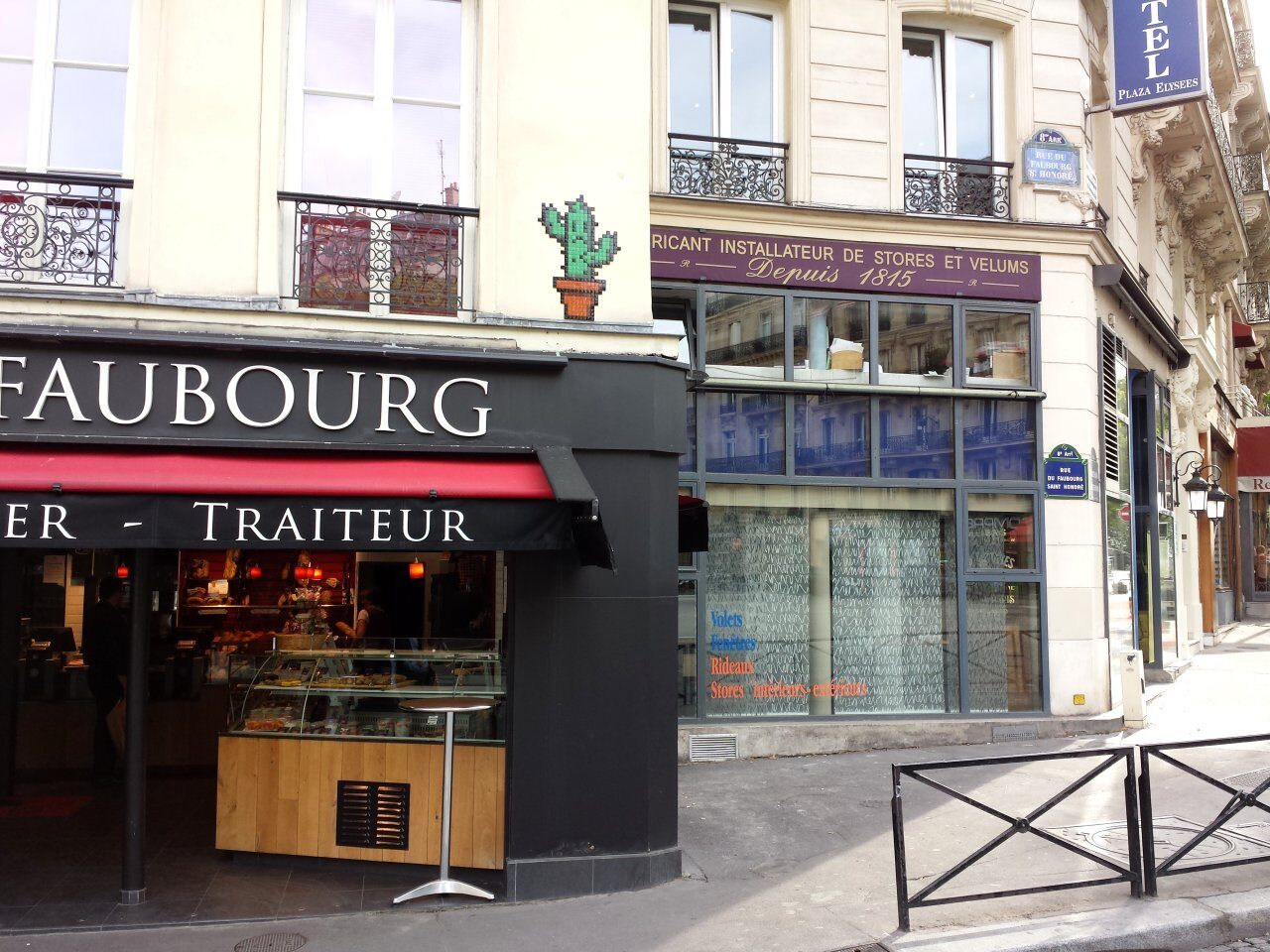 PA_1160, Space Invader on 165 rue du Faubourg Saint-Honoré — Street art by Invader in Paris