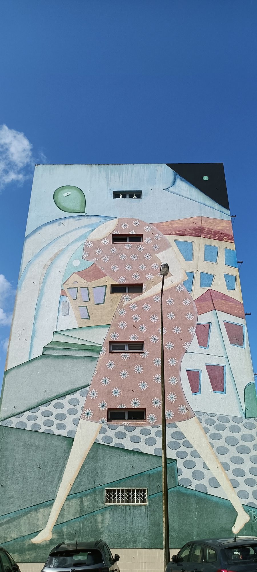 Femme à la robe fleurie — Street art de Márcio Bahia à Lisbon