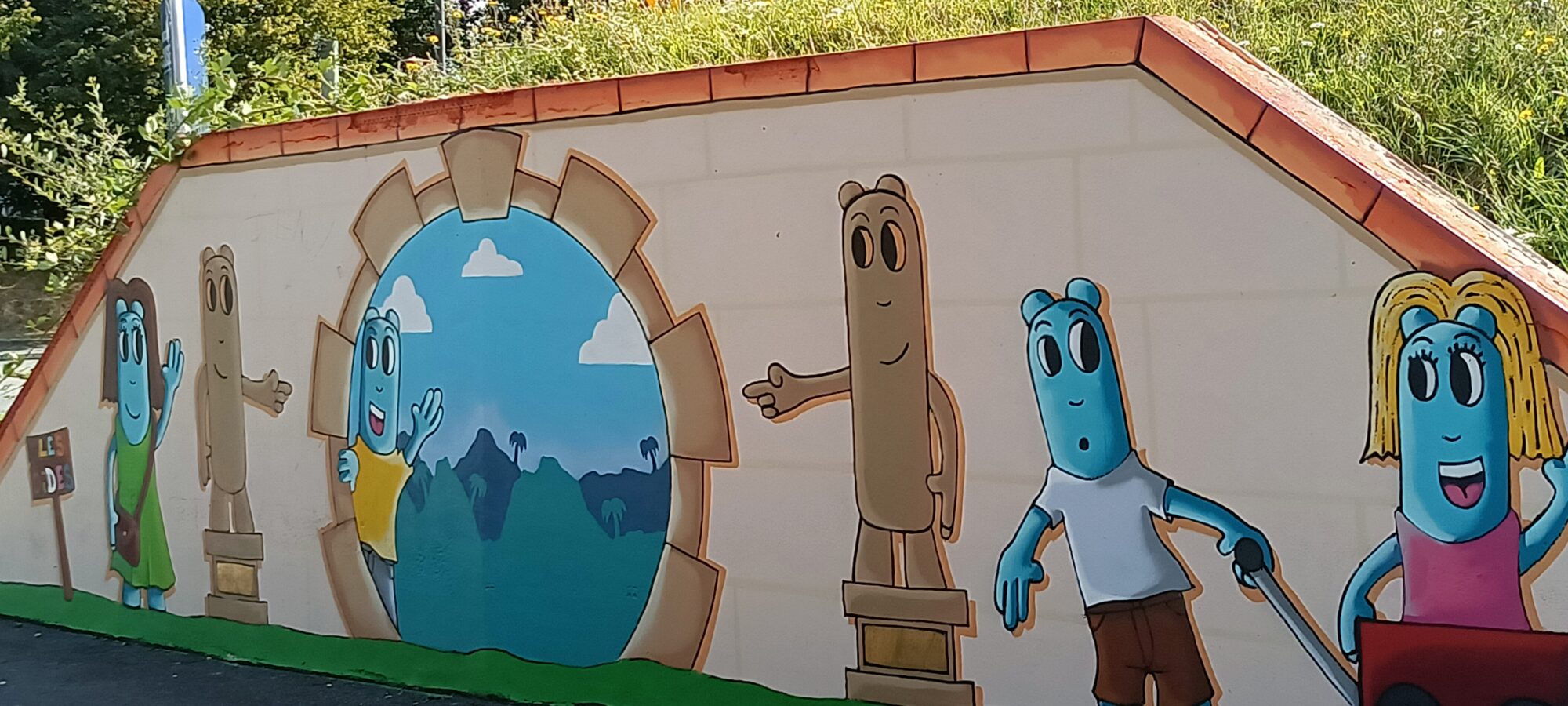 Little characters and round gateway — Street art by Les Oides in Yffiniac
