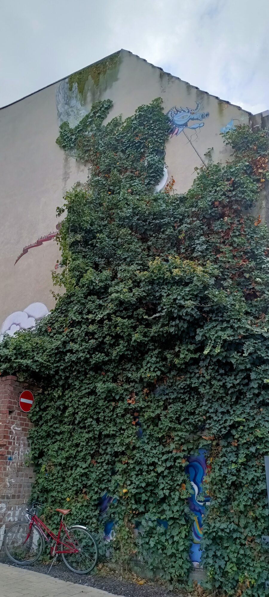 Blue dragon under the ivy — Street art in Köln