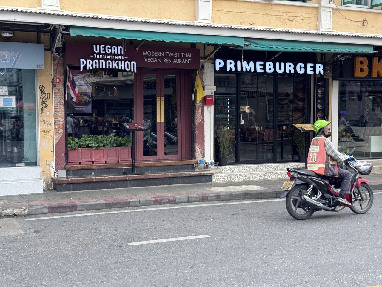 BGK_37, Space Invader on 141 Trok Bowonrangsi — Street art by Invader in Bangkok