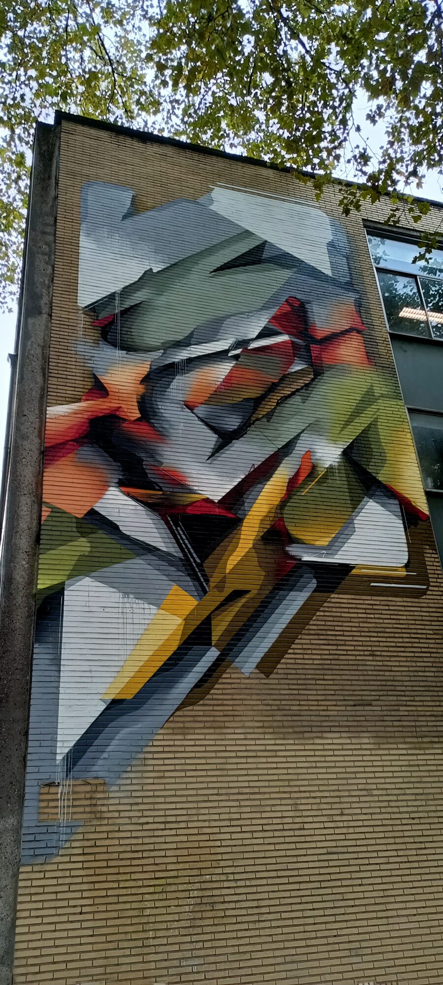 Abstraction facettée grise et orange — Street art de Does à Ixelles