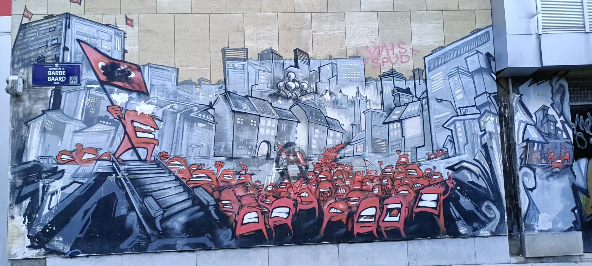 La foule rouge au drapeau, impasse de la Barbe — Street art à Bruxelles